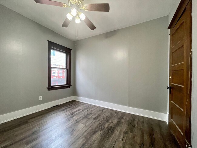 Foto del edificio - Riveting 5 Bedroom 1.5 Bathroom Home in Minneapolis!