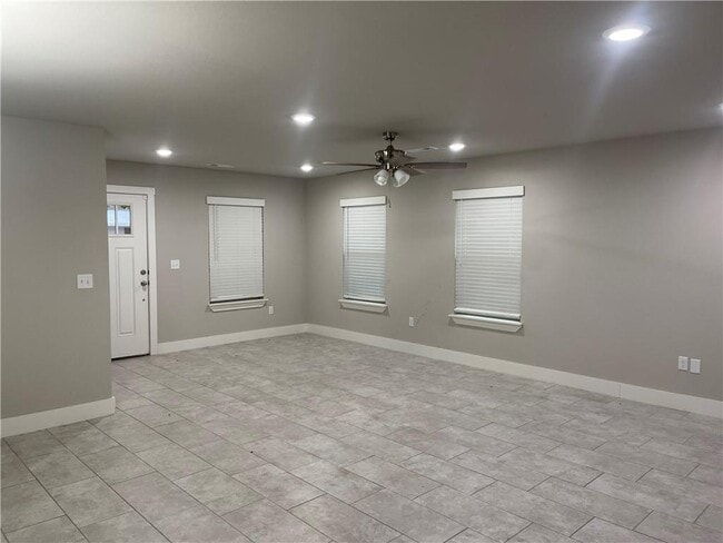 Building Photo - 505 N Collins Ave