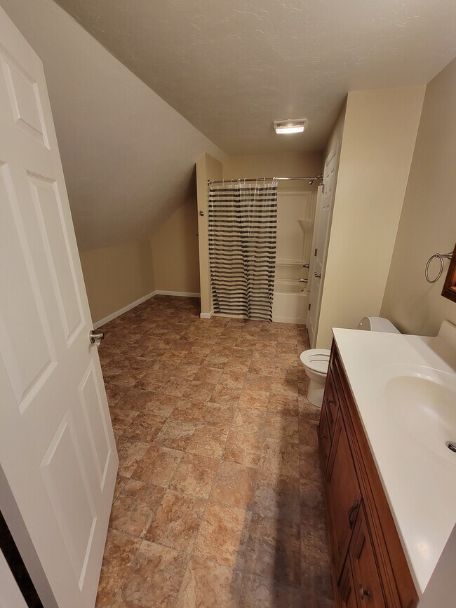 Bathroom - 115 N 6th St