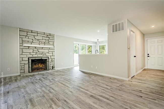 Building Photo - 2306 Oakwood Ave