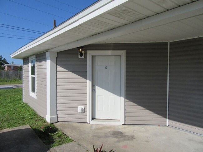 Building Photo - 1300 Grace Ave