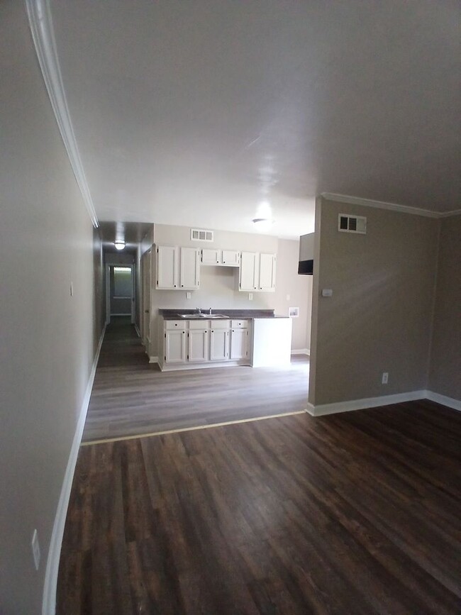 Building Photo - Beautifully Renovated 2 bed 1 bath duplex