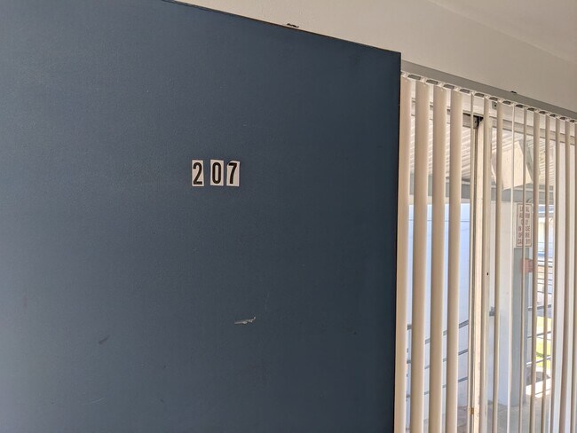 Foto del edificio - 2nd FL Condo 2Bed 1Bath Off Street Parking