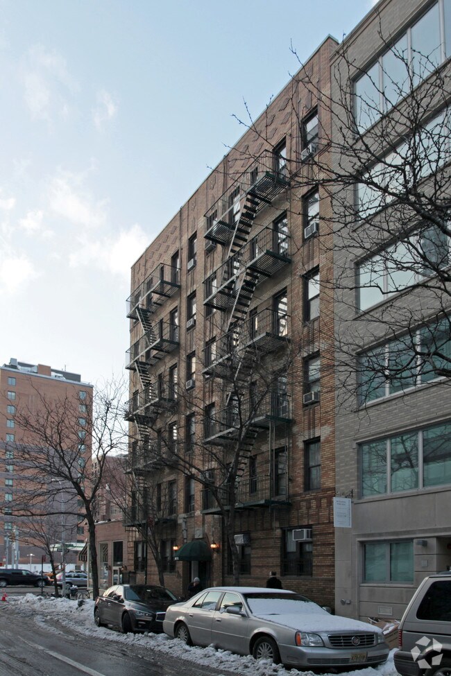 Building Photo - 461 W 44th St