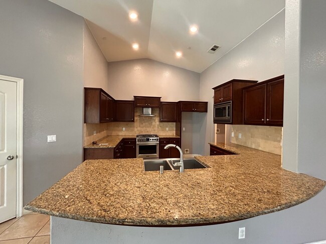 Foto del edificio - Beautiful home for rent in Visalia with a pool!