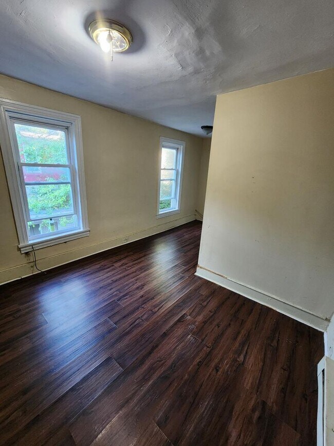 Building Photo - 241 S 4th St