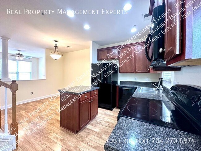 Building Photo - Wonderful 2BR/2.5BA Townhouse in Highland ...