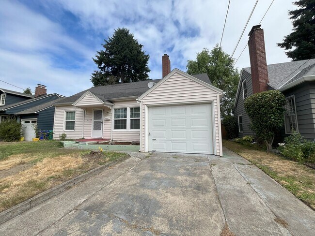 Building Photo - Spacious Multi-Level Living with Vaulted Ceilings and Backyard Access