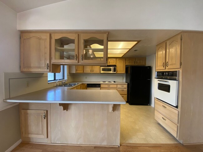 Building Photo - 3 bed 2 bath in nice neighborhood