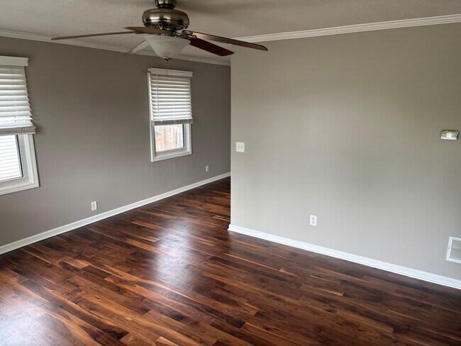 Vista de la sala de estar desde la puerta de entrada. - 5201 N Indiana Ave