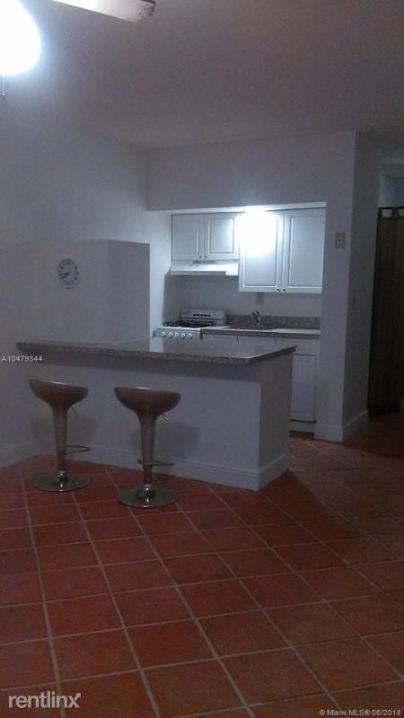 Foto del edificio - 2445 Lake Pancoast Dr