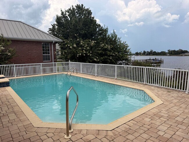 Building Photo - 2516 Country Club Dr
