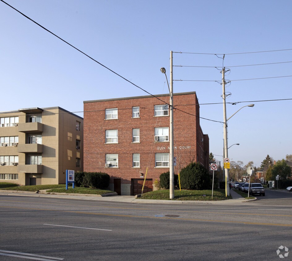 Photo du bâtiment - 898 Eglinton Ave E