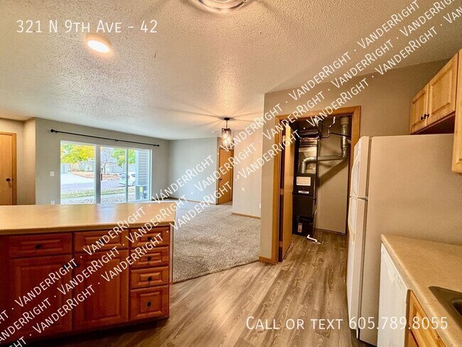 Foto del edificio - Updated Walk-Out 2 Bedroom Apartment!