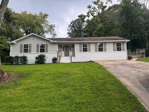 Building Photo - 3037 Summer Lake Dr