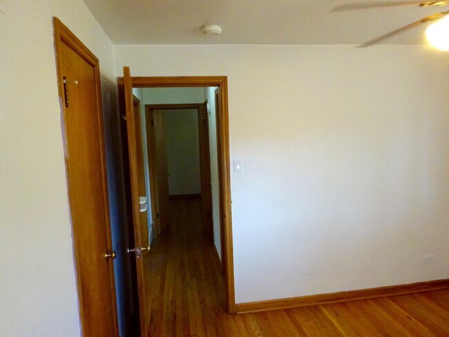 Foto del edificio - Two Bedroom Apartment With Hardwood Floors...