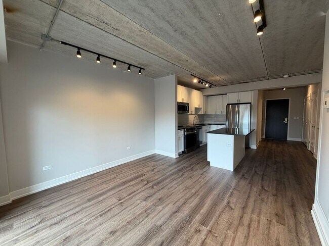 Building Photo - 952 W Carmen Ave