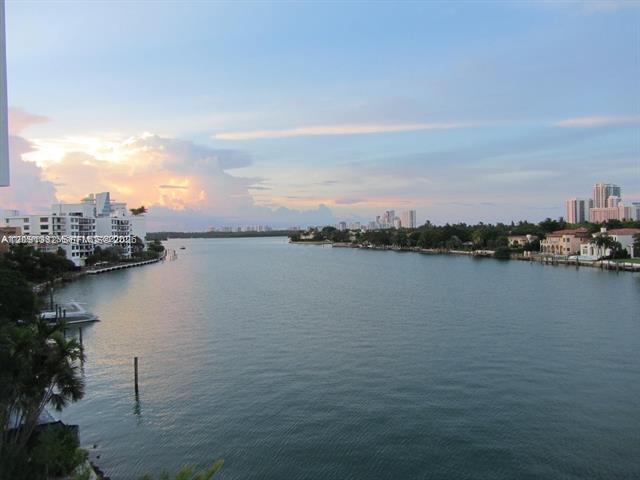 Foto del edificio - 9821 E Bay Harbor Dr