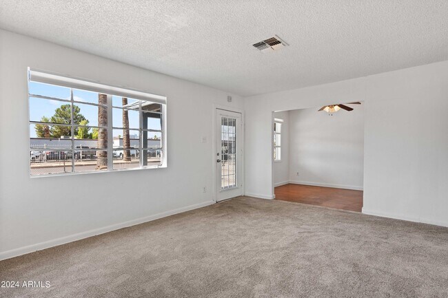 Building Photo - 920 E Palm Ln