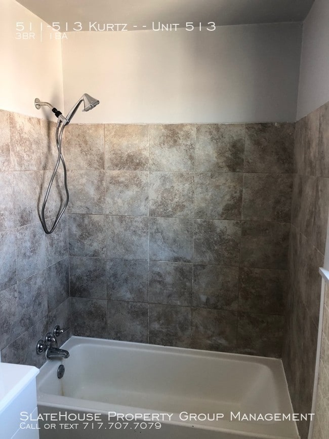 Building Photo - THREE BEDROOM/ONE BATH TWIN