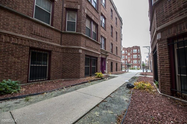 Foto del edificio - 49 N Austin Blvd