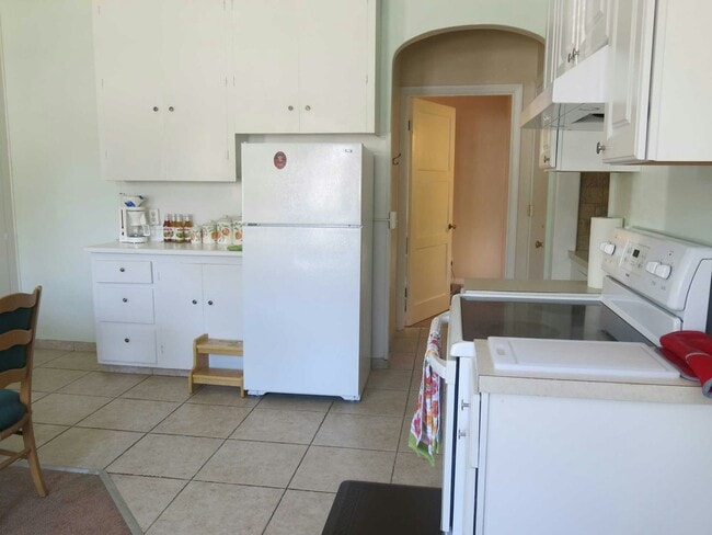 Building Photo - 305 Peasley St