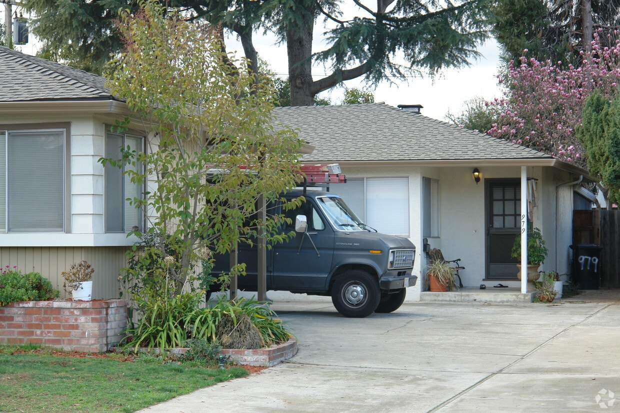 Building Photo - 981-979 Desert Isle Dr