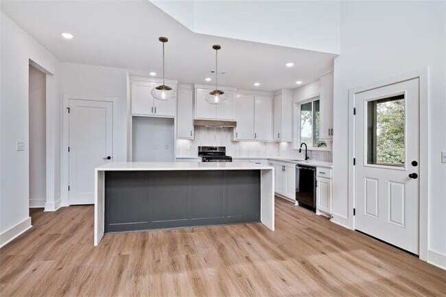 Building Photo - 32 Coalburn Dr