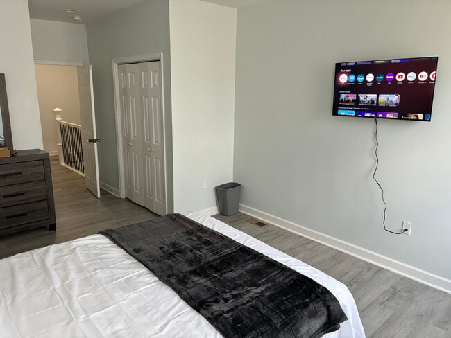 Building Photo - 820 N Lakewood Ave