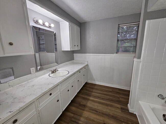 Building Photo - Big open floor plan. Recently renovated