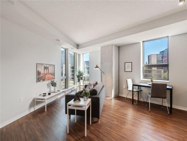 Foto del edificio - 811 Washington Ave S