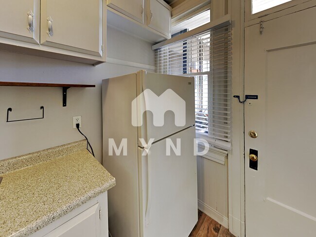 Building Photo - 827 14th St Apt A