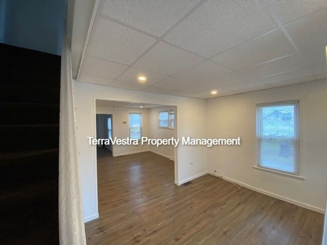 Building Photo - 11-9 E Hodges Ave