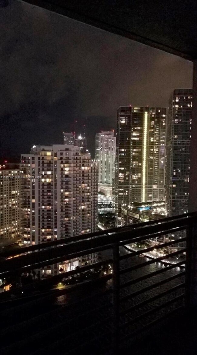 Foto del edificio - 325 S Biscayne Blvd
