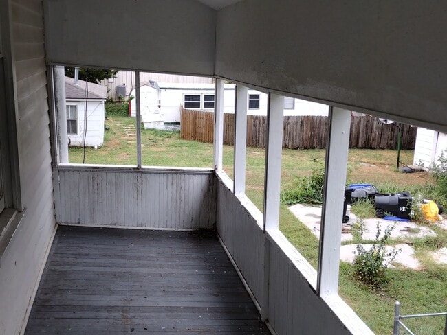 Building Photo - LARGE 2 BEDROOM 1 BATH UPPER LEVEL APARTMENT IN ROSSVILLE