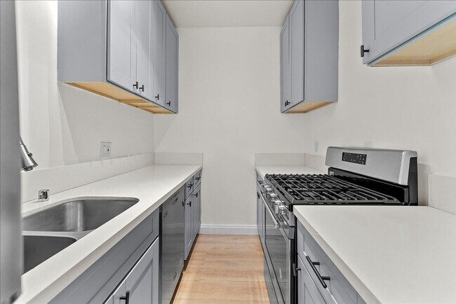 Building Photo - 1475 W Adams Blvd