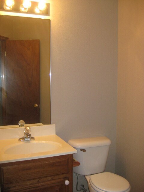 Building Photo - Charming 4 bedroom 2 1/2 bath home!