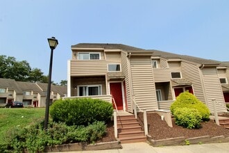 Building Photo - 1420 Bradley Dr