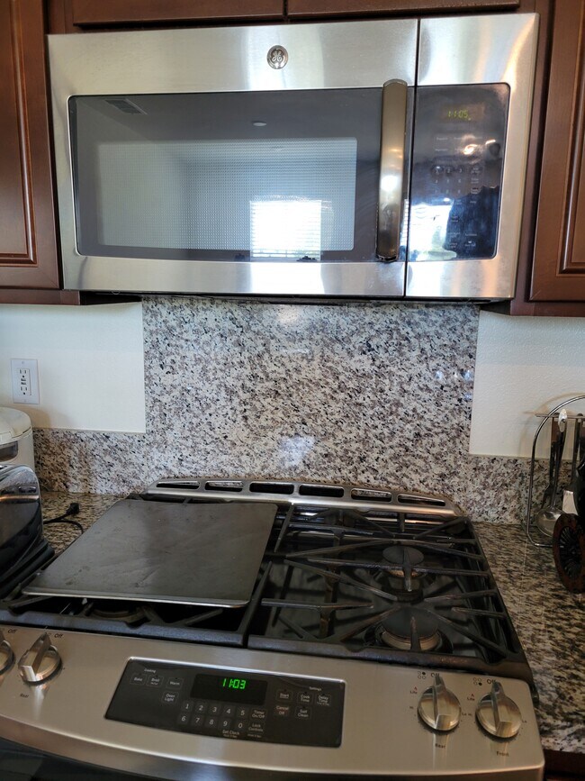 range and microwave - 40233 Calle Real