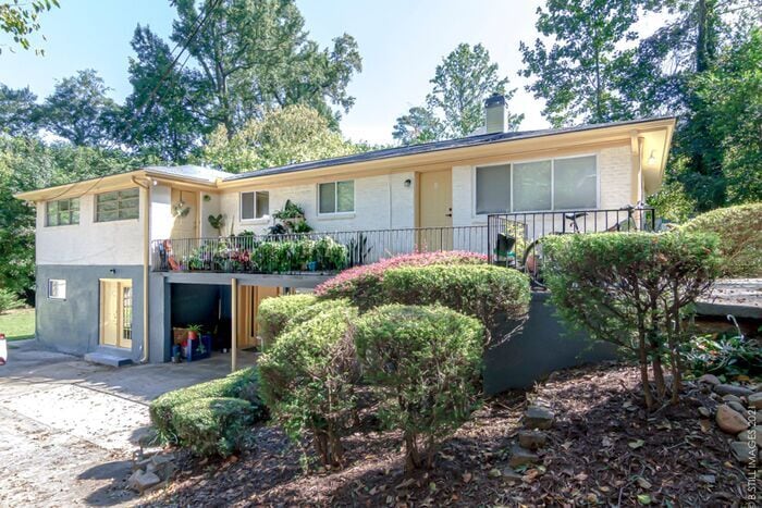 Primary Photo - Elegant & Bright 2 Bedroom in Oakhurst’s H...