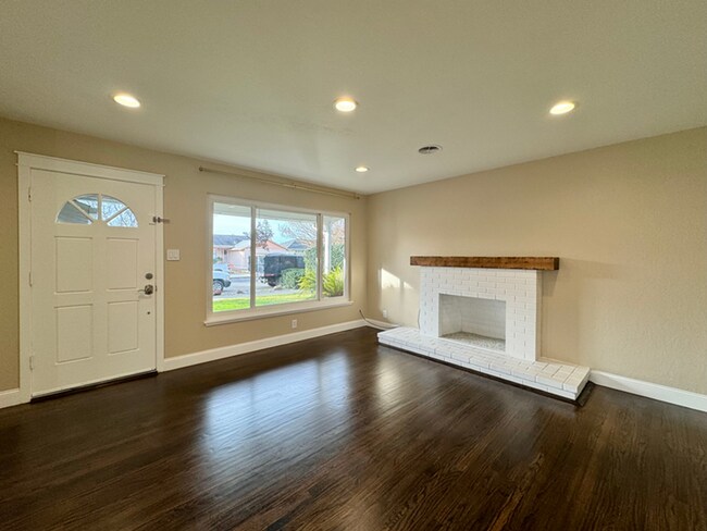 Building Photo - Centrally Located Three Bedroom Napa Home
