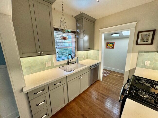 Foto del edificio - Charming 2-Bedroom Home with Modern Upgrad...