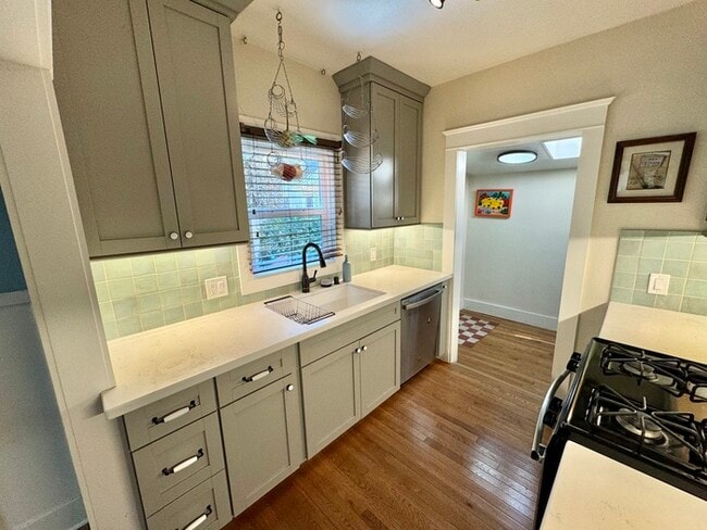 Building Photo - Charming 2-Bedroom Home with Modern Upgrades in Downtown Long Beach