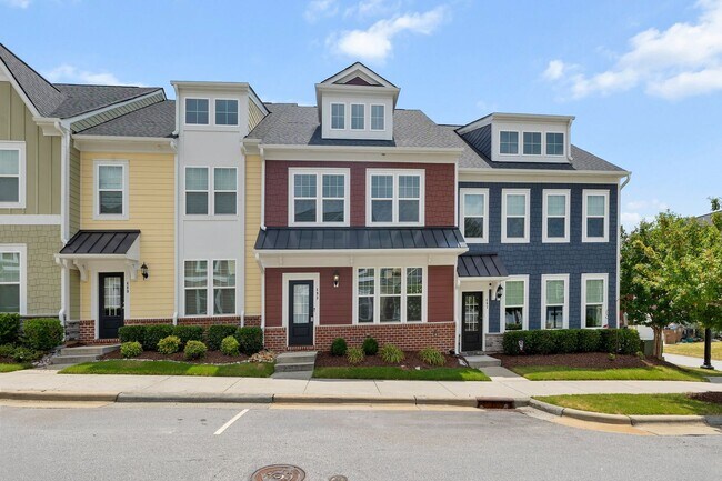 Foto del edificio - 3 Bedroom Townhome with Rooftop Terrace in Downtown Wake Forest!