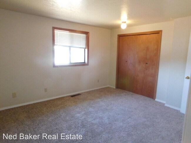 Building Photo - 3 br, 2 bath House - 4664 Fuhrer Street NE