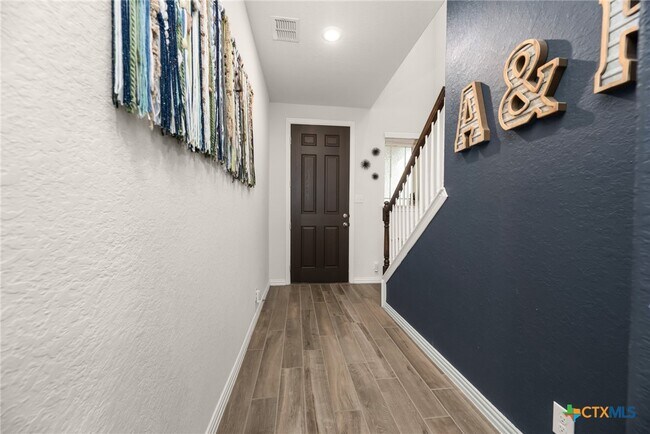 Foto del edificio - 2043 Cowan Dr