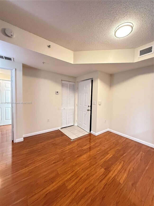 Foto del edificio - 7940 N Nob Hill Rd