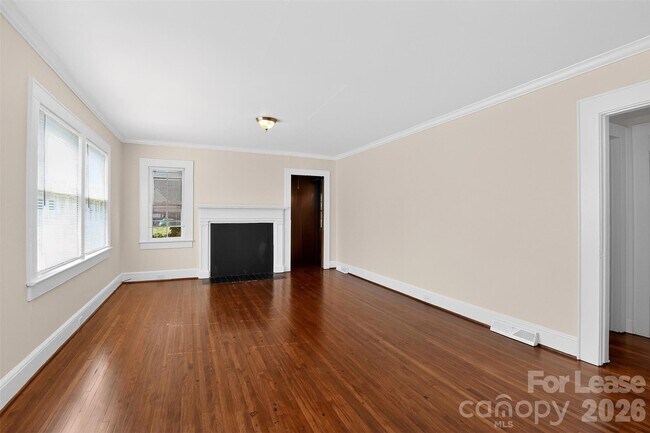 Foto del edificio - 4812 E W.T. Harris Blvd