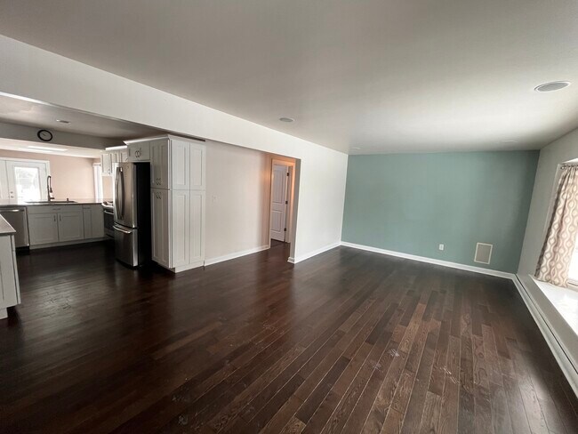 Building Photo - 503 Deerpath Dr