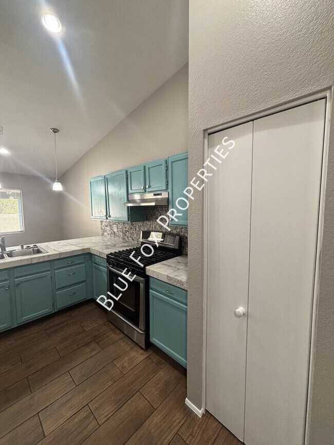 Building Photo - 9825 N Camino Vado